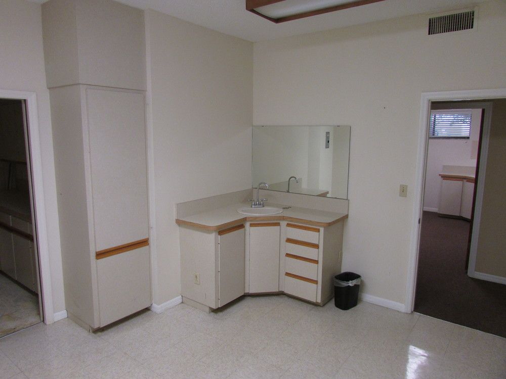 GREAT BUILDING TO BUY OR LEASE!: 1991 Hyde Park St, Sarasota, FL 34239